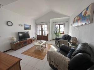 un soggiorno con un divano e una TV di Casa Tranquila a Playa Honda