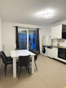 Η κουζίνα ή μικρή κουζίνα στο 3SchlafenZimmer wasch-Spülmaschi