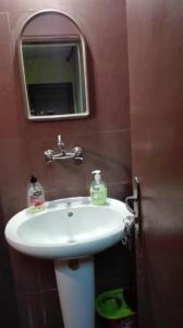 un baño con lavabo y espejo en На пъпа на Варна!, en Varna