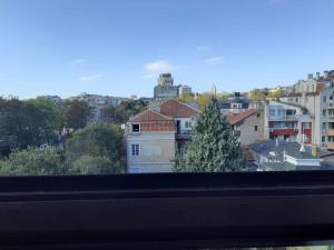 vistas a una ciudad con edificios y árboles en На пъпа на Варна!, en Varna