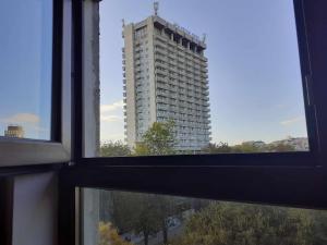 una ventana con vistas a un edificio alto en На пъпа на Варна!, en Varna