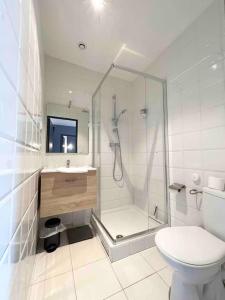y baño con ducha, aseo y lavamanos. en Hypercentre -T2 Rue de Béthune à Lille, en Lille