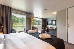 a hotel room with a large bed with two towels at KD Hotelschiff Messe und Stadion in Düsseldorf