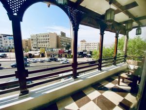 un balcone con vista sulla città di un edificio di Friends Oasis ad Aqaba