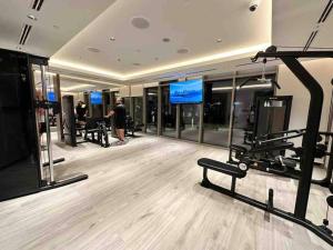 Fitness centrum a/nebo fitness zařízení v ubytování Stylish 1 bedroom Downtown Dubai view