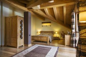 a bedroom with a bed and a wooden ceiling at Hotel La Chance in Pila