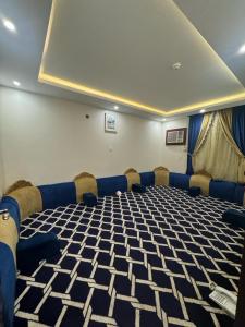 Cette chambre comprend un grand lit et des chaises. dans l'établissement فندق أسس التاج, à Abou Arish