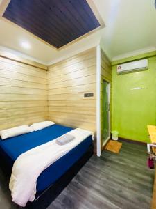 Tempat tidur dalam kamar di Suza Hostel