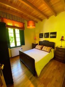 ein Schlafzimmer mit einem großen Bett in einem Zimmer in der Unterkunft Casa de Ina in Outes