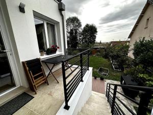 balkon domu ze stołem w obiekcie Logement entier: maison, chez Lucia et Georges w mieście Sucy-en-Brie