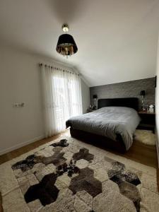 sypialnia z łóżkiem i żyrandolem w obiekcie Logement entier: maison, chez Lucia et Georges w mieście Sucy-en-Brie
