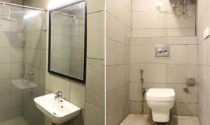 FabHotel Urban Residency في نيودلهي: حمام مع مرحاض ومغسلة ودش