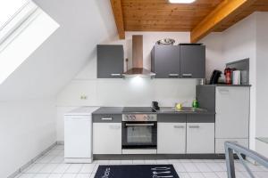 Cuisine ou kitchenette dans l'établissement Maisonette-Wohnung in Griesheim!