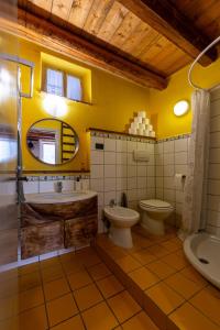 ein Badezimmer mit einer Badewanne, einem WC und einem Waschbecken in der Unterkunft Relais Castel d'Emilio - Casa VERDE in Cassero