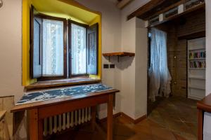 Cette chambre dispose d'une fenêtre et d'un banc. dans l'établissement Relais Castel d'Emilio - Casa VERDE, à Cassero