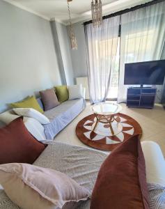 Orestiada的住宿－HOME SWEET HOME Διαμέρισμα 50τμ σε ήσυχη περιοχή，客厅配有沙发和桌子