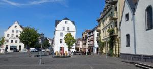uma rua da cidade com edifícios e um edifício branco em Rheingold inklusive einer Flasche Sekt em Koblenz