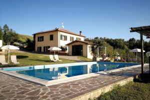 a large swimming pool in front of a house at Agriturismo - Tenuta MonteOliveto - Cottage Romantic in Vesime