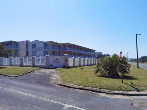 马盖特Casa Uvongo 203的一条有栅栏和建筑物的空街道