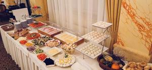 una mesa con muchos tipos diferentes de comida en ella en Hotel Wellness & Spa Nowy Dwór, en Rzeszów