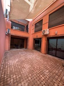 un patio vacío de un edificio con balcón en Grand duplex idéal pour famille, en Marrakech
