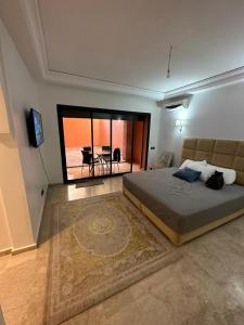 1 dormitorio con cama grande y ventana grande en Grand duplex idéal pour famille, en Marrakech