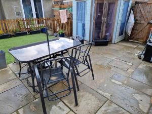 stół i 2 krzesła na patio w obiekcie Luxury on a Budget w mieście Chelmsford