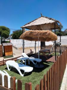 - Playa aikiiki con sillas y sombrilla y visor de paja en Almaden 3, en Castilblanco de los Arroyos
