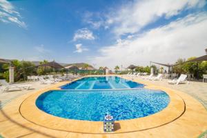 een zwembad in een resort met stoelen bij RIAD GOLD in Azrou