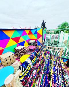 Una pared colorida con un grupo de pulseras. en Riad Eva, en Marrakech