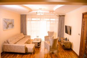 埃尔多雷特TJ's Boutique Hotel的带沙发和椅子的客厅