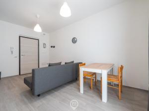 een woonkamer met een tafel en een bank bij Fresh Studio 26 in Cagliari