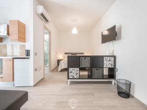 een woonkamer met een bank en een tv in een kamer bij Fresh Studio 26 in Cagliari