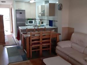 - une cuisine avec une table et un canapé dans une chambre dans l'établissement APARTAMENTO EN ALESANCO-LARIOJA, à Alesanco