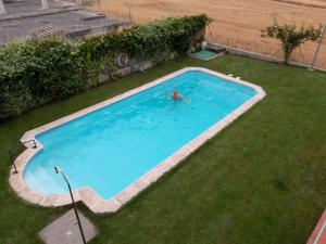 un homme dans une piscine dans une cour dans l'établissement APARTAMENTO EN ALESANCO-LARIOJA, à Alesanco