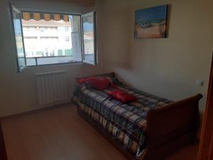 - une chambre avec un lit avec deux oreillers et une fenêtre dans l'établissement APARTAMENTO EN ALESANCO-LARIOJA, à Alesanco
