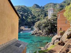 uma vista para um rio entre dois edifícios em Casa dell'Arco 31 em Camogli