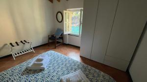 um quarto com uma cama, uma mesa e uma janela em Casa dell'Arco 31 em Camogli