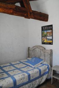 a bedroom with a bed and a sign on the wall at Gîte Matran in Cauna