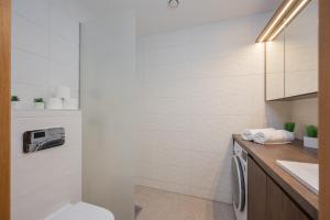 uma casa de banho com um WC e um lavatório em Fortune Apartments - City, Contactless em Tartu
