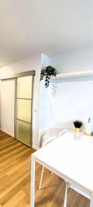 una sala de estar con una mesa blanca y una planta en Calesapart2 Brisa Marina en Candelaria