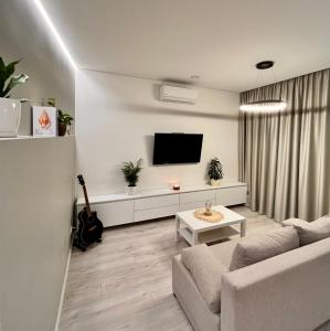 Televisor o centre d'entreteniment de Cozy Apartment with Garden & Terrace in Kaunas