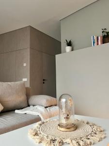 ein Wohnzimmer mit einem Glasglas auf einem Tisch in der Unterkunft Cozy Apartment with Garden & Terrace in Kaunas in Kaunas