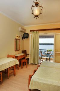 Habitación con 2 camas y vistas al océano. en Logan's Beach Hotel, en Nydri 57 fotos más