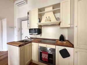 Η κουζίνα ή μικρή κουζίνα στο Luxury apartment close to S. Frediano – Victor