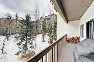 balkon z widokiem na pokryty śniegiem dziedziniec w obiekcie Townsend Place B206 w mieście Beaver Creek