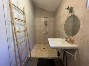 un bagno con lavandino e specchio di Source Nature a Mas-dʼAzil