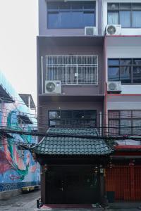 a building with a balcony and a building with graffiti at Taladnoi Paint House in Bangkok