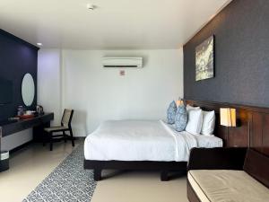Postel nebo postele na pokoji v ubytování Grand Supicha City Hotel - SHA Plus