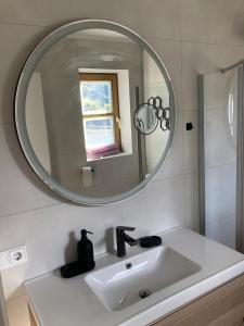 a bathroom with a sink and a mirror at Ferienwohnung Nahe Gmunden in Pinsdorf